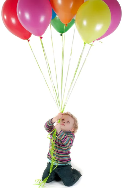Schattig meisje met veelkleurige lucht ballonnen — Stockfoto