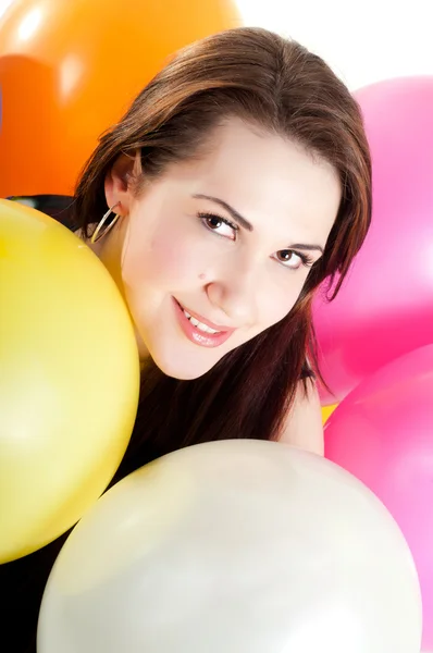 Mooie vrouw met veelkleurige lucht ballonnen — Stockfoto