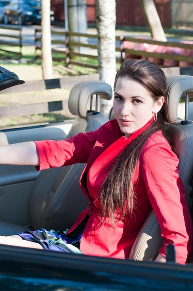 Mooie brunette vrouw in auto — Stockfoto