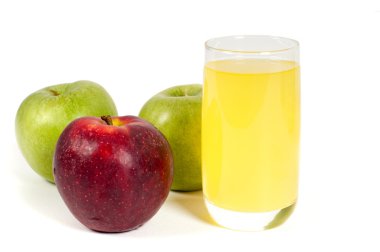 Bir bardak meyve suyu ve elma.