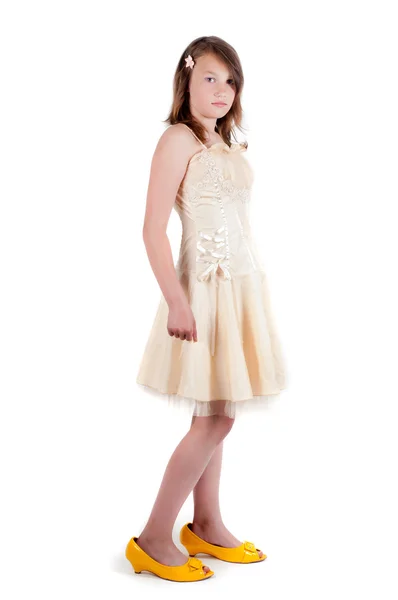 Menina adolescente no vestido da mãe e sapatos — Fotografia de Stock