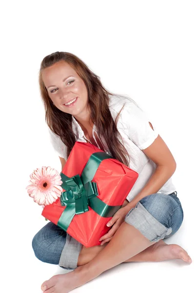 Krásná žena s dárkem — Stock fotografie
