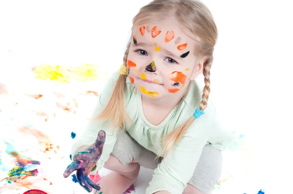 Klein meisje spelen met kleuren — Stockfoto