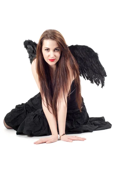 Schöne brünette Frau mit schwarzen Flügeln — Stockfoto