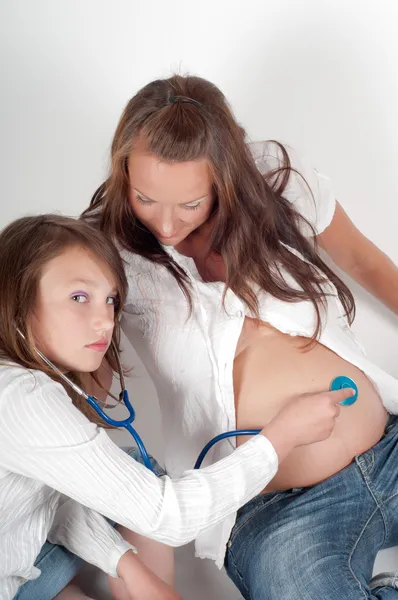 Mooie zwangere vrouw met dochter — Stockfoto