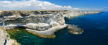 Deniz, dağlar ve mavi gökyüzü