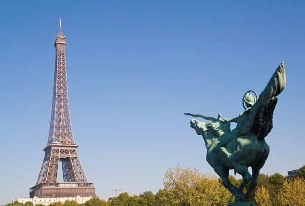 Statue of "La France Renaissante" and Eiffel Tower, Paris — Stock Photo, Image