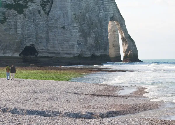As famosas falésias de Etretat, na Normandia, França. Mar de maré — Fotografia de Stock