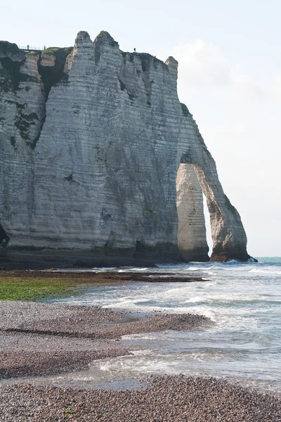 Φημισμένους γκρεμούς στο etretat στη Νορμανδία, Γαλλία. παλίρροια στη θάλασσα — Φωτογραφία Αρχείου