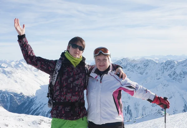 Гірські лижники на задньому плані — стокове фото