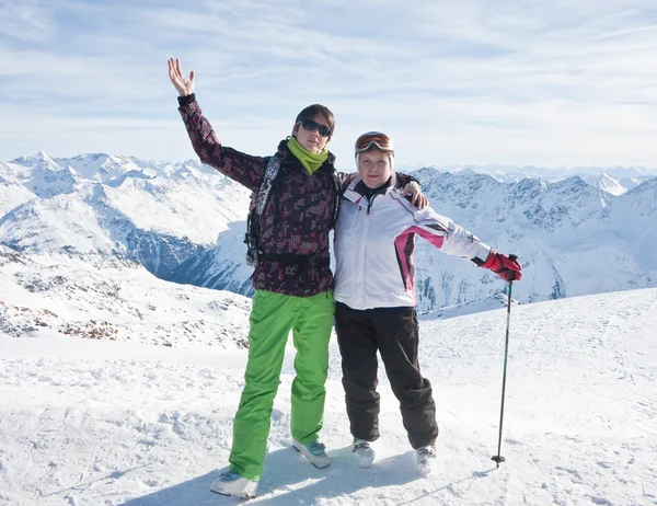 Skiërs bergen op de achtergrond — Stockfoto