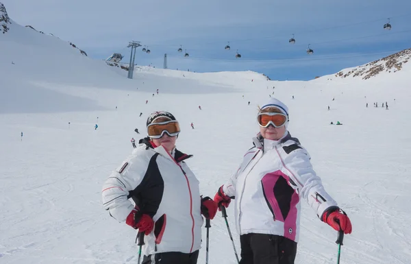 Горные лыжники на заднем плане — стоковое фото