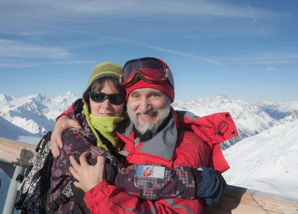 滑雪的家人 (父亲和女儿) 在背景上的山。S — 图库照片