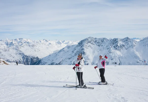 Sciatori montagne sullo sfondo — Foto Stock