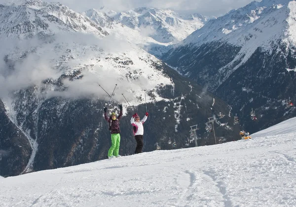 Skifahrer Berge im Hintergrund — Stockfoto
