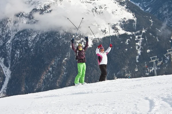Гірські лижники на задньому плані — стокове фото