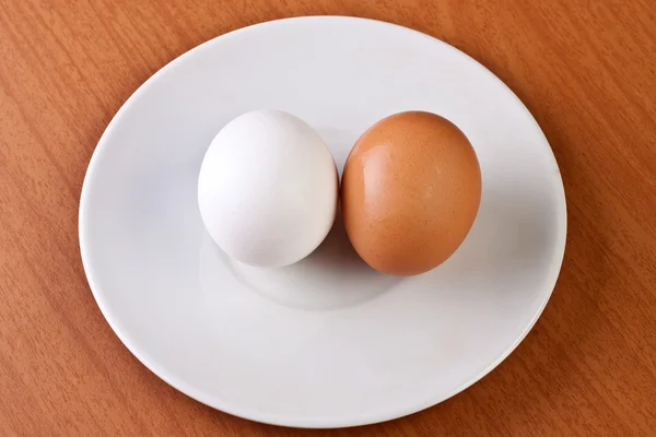 Eier auf Teller lizenzfreie Stockfotos