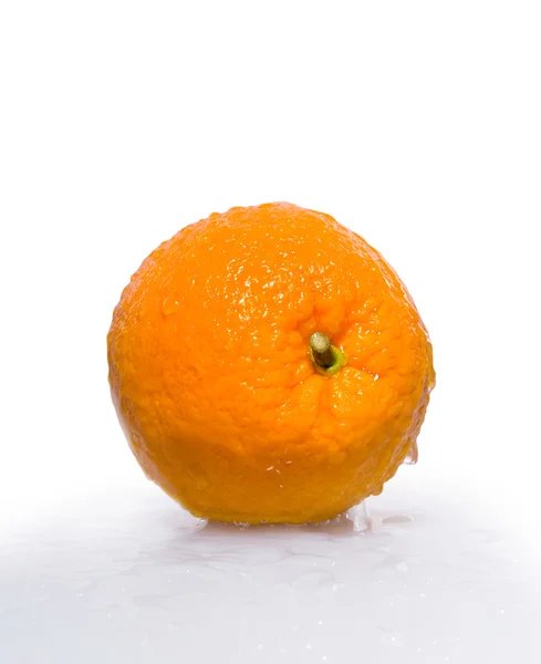 Ζουμερό πορτοκαλί είναι σε γκρι φόντο — Φωτογραφία Αρχείου