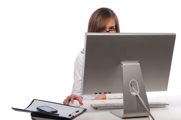 Hübsches Mädchen arbeitet an einem Computer — Stockfoto