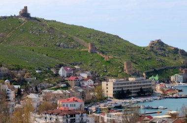 Balaclava iskelesinde gemileri olan bir deniz önü.