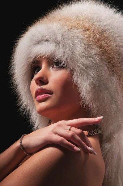 Bella giovane donna con un cappello di pelliccia — Foto Stock