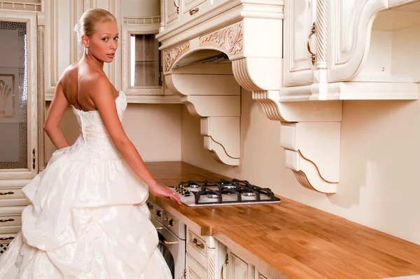 Bruid in een luxe jurk — Stockfoto