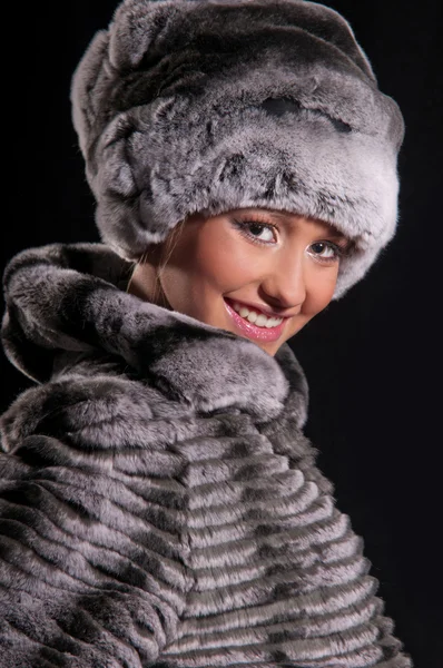 Piękna młoda kobieta w futrzanym kapeluszu — Zdjęcie stockowe