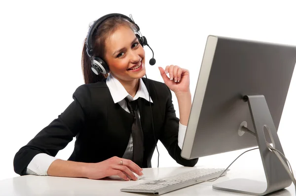 Meisje met een headset werkt op de computer — Stockfoto