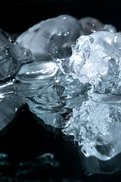 Pedaços de gelo depositados no chão — Fotografia de Stock