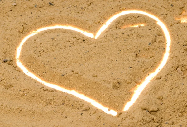 Coração de contorno branco na areia — Fotografia de Stock