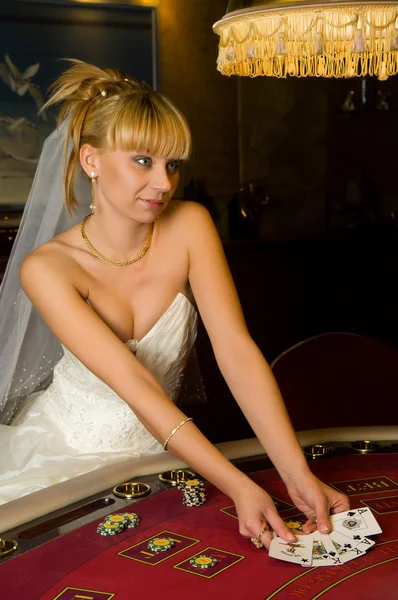 Krásná nevěsta hrací karty — Stock fotografie