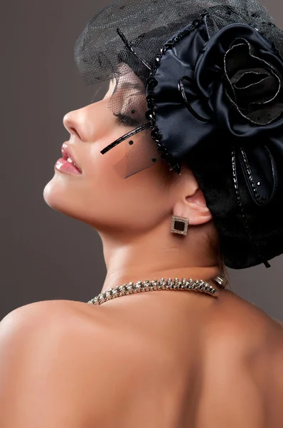Atraktivní žena s krásnou čelenku — Stock fotografie