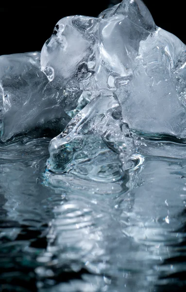 Куски льда лежали на земле — стоковое фото