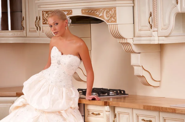 Beautiful bride stands in the kitchen — Stock Photo, Image