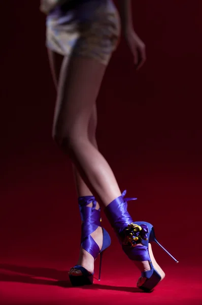 Štíhlé nohy žen — Stock fotografie