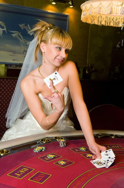 Krásná nevěsta hrací karty — Stock fotografie