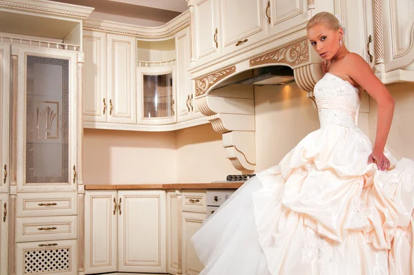 Bella sposa sta in cucina — Foto Stock