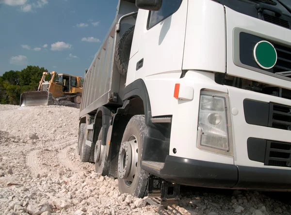 Laden van een grote vrachtwagen bouwmateriaal — Stockfoto