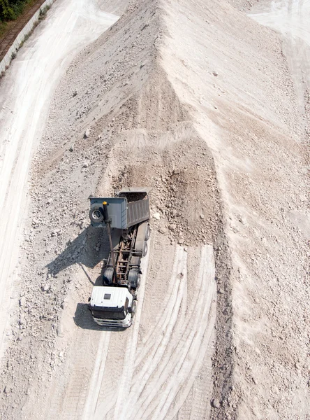 Yapı malzemesi büyük bir kamyon yükleme — Stok fotoğraf
