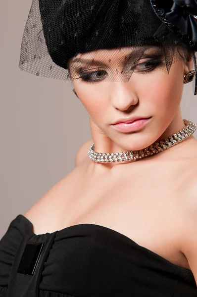 Atraktivní žena s krásnou čelenku — Stock fotografie