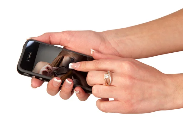 Las manos de la chica que sostiene un teléfono móvil —  Fotos de Stock