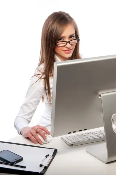 सुंदर लड़की एक कंप्यूटर पर काम करती है — स्टॉक फ़ोटो, इमेज