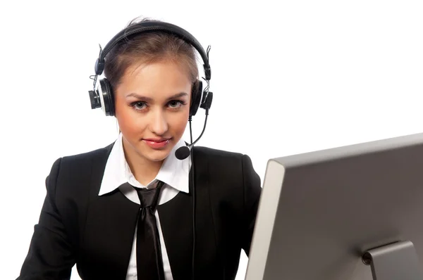 Menina com um fone de ouvido funciona no computador — Fotografia de Stock
