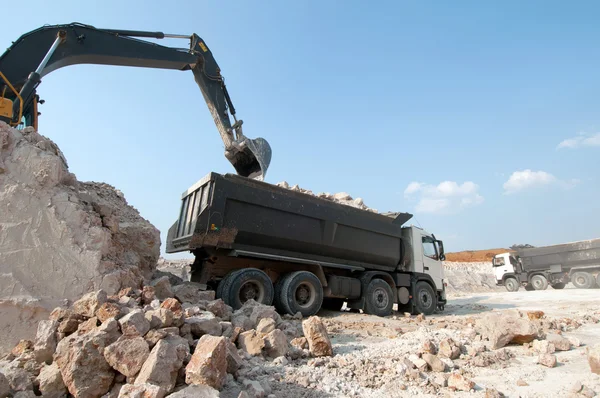 Загрузка большого грузового строительного материала — стоковое фото