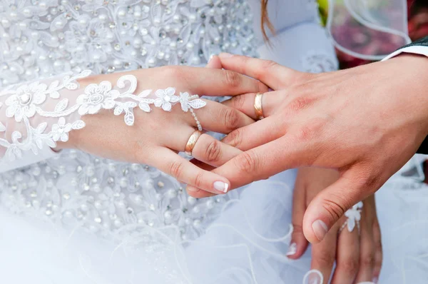 Manos con anillos de boda de oro —  Fotos de Stock