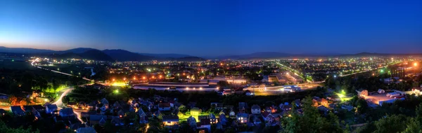 Vista panoramica notturna della città di Mukachevo — Foto Stock