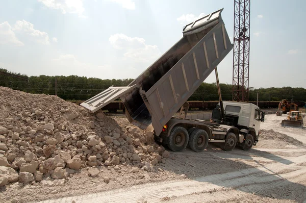 Ładowanie dużych ciężarówek, materiałów budowlanych — Zdjęcie stockowe