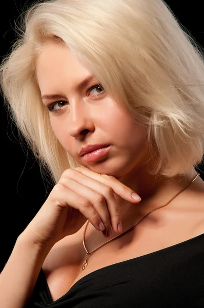 Blondine auf schwarzem Hintergrund — Stockfoto