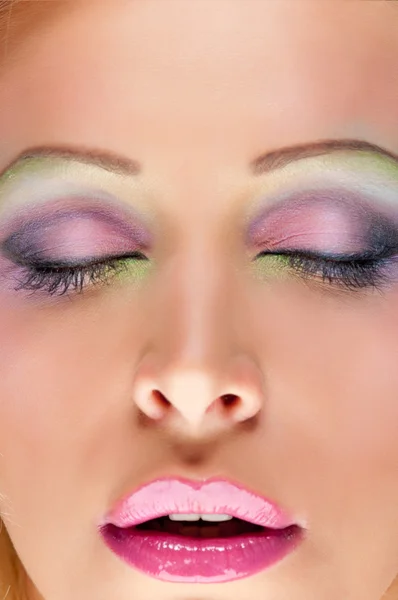 Vrouw met heldere roze lippen — Stockfoto