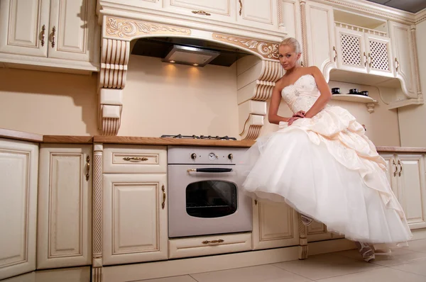 Beautiful bride stands in the kitchen — Stock Photo, Image